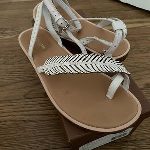 Leather feather design flat sandals